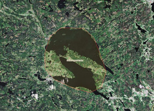 cráter lleno de agua Dellen en Suecia