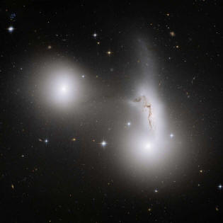 Las fuerzas gravitatorias destructiva desgarro galaxias