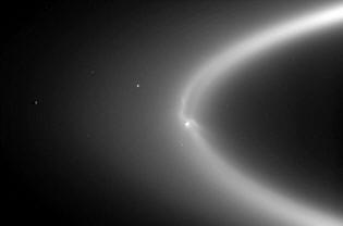 Enceladus anel E de Saturno