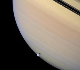 Planète Saturne et Rhea