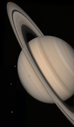 Três satélites de Saturno visível