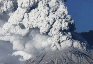 volcan gris aux éruptions explosives
