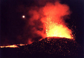 volcan rouge aux éruptions effusives 
