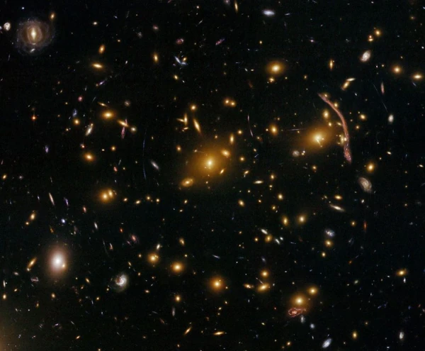 Abell 370 y sus Arcos Cósmicos