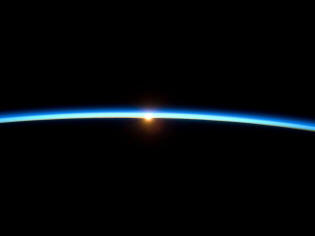 A atmosfera da Terra, vista pela estação espacial internacional