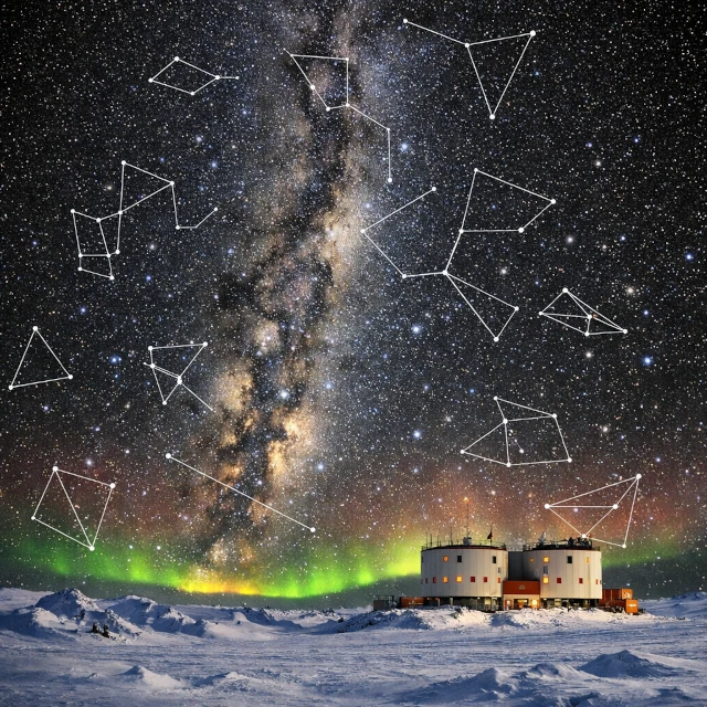 Panorama du ciel étoilé vu depuis la base antarctique de Dome C, avec la Voie lactée et les aurores australes