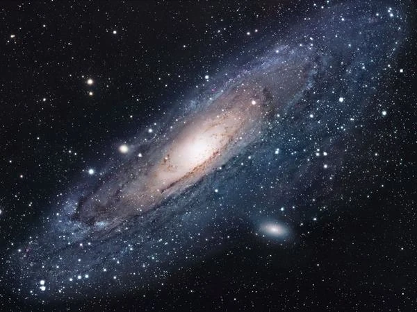 Differences between the Milky Way and the Andromeda Galaxy