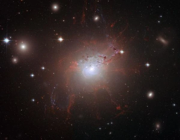 Visão de NGC 1275 com seus filamentos