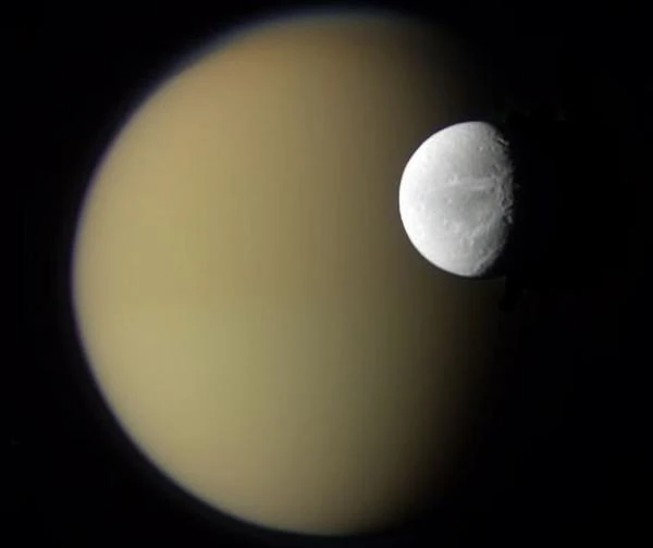 Image comparative de Titan et Dioné, lunes de saturne prise par cassini
