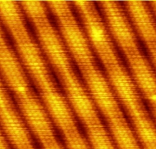 Imagem do átomo de ouro puro visto pelo microscópio de corrente de tunelamento