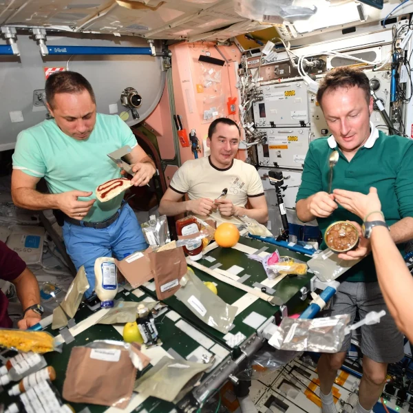 Astronautas se exercitando na Estação Espacial Internacional