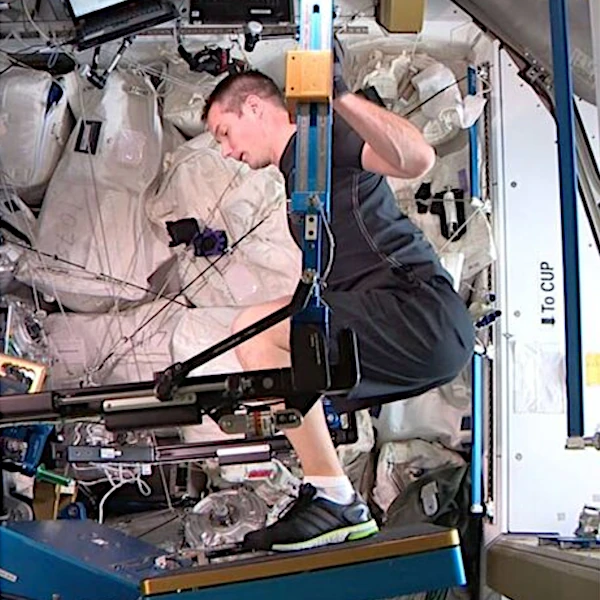 Astronauta se exercitando na Estação Espacial Internacional