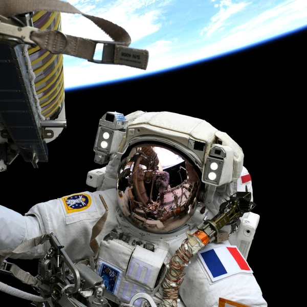Astronauta flutuando fora da Estação Espacial Internacional