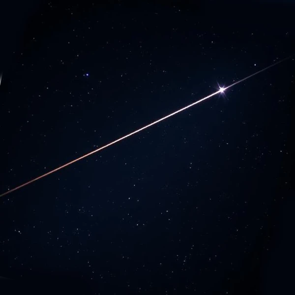 Étoile filante traversant le ciel étoilé