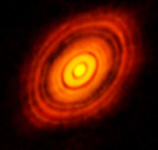 Première image d'un système planétaire en formation autour d'une étoile