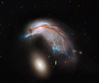 collision de galaxies Arp 142 NGC 2936 NGC 2937