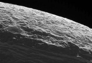 superfície da lua de Saturno dione
