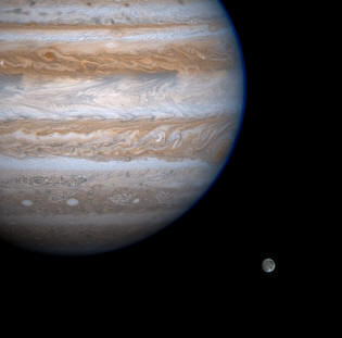 Ganímedes e Júpiter visto pela Cassini