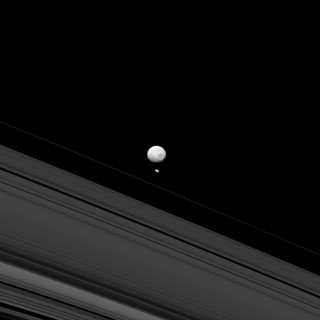 Mimas y Pandora (lunas de Saturno)