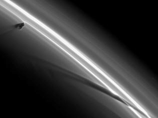Prometheus perto do limite de Roche de Saturno