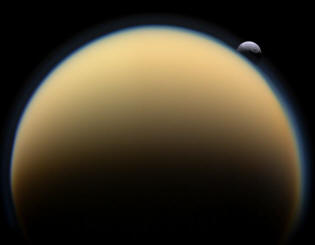 Téthys derrière Titan vue par la sonde spatiale Cassini