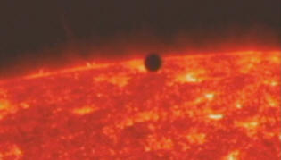 Mercurio que pasa a través del sol