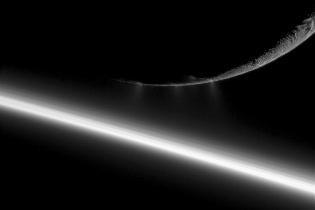 Encelade et la haute atmosphère de Saturne