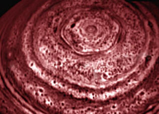 El hexágono al polo Norte de Saturno