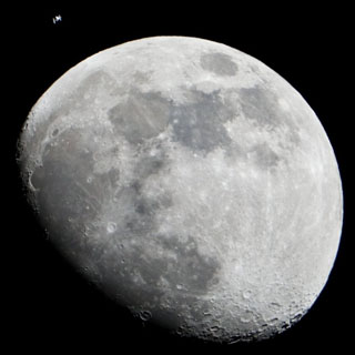 ISS diante a Lua
