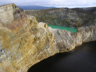 as crateras do vulcão Kelimutu na Indonésia