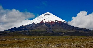 volcan Cotopaxi culmine à 5 897 mètres d'altitude